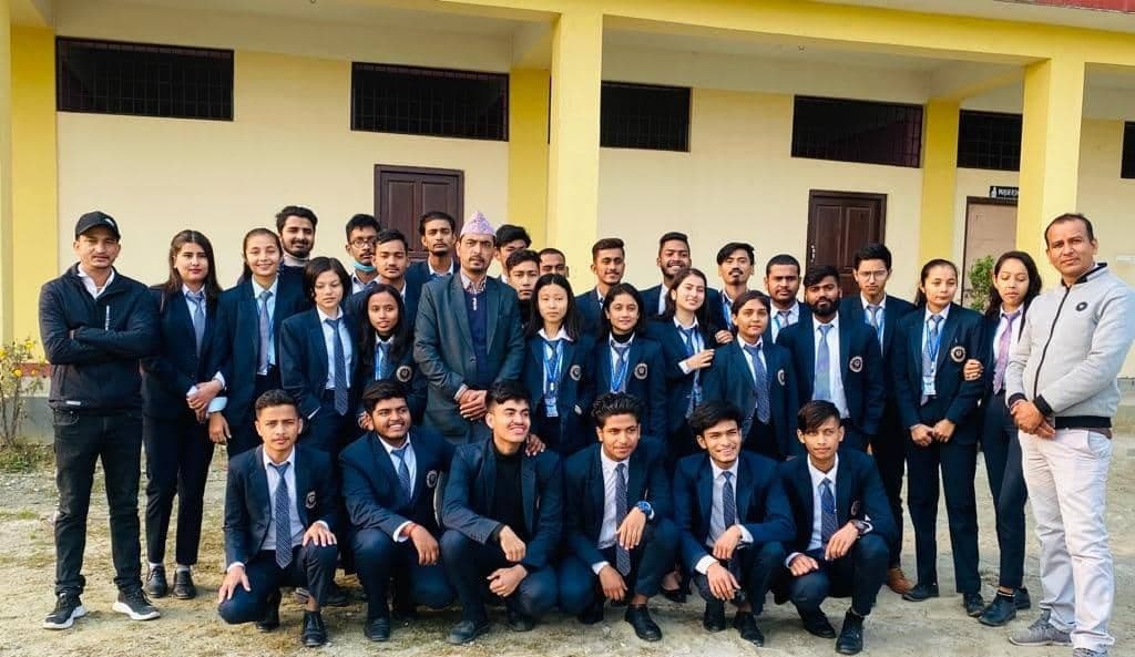 Sahid Smriti Pratisthan students and faculty in front of the college building